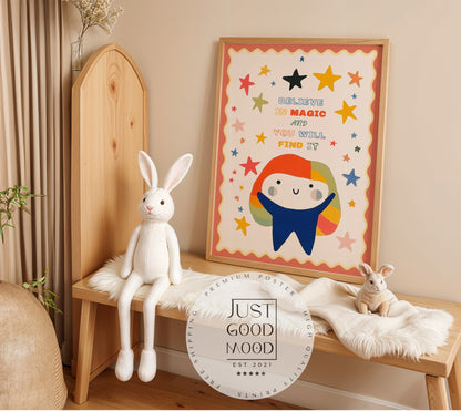 Poster Magie Kinderzimmer · Bunte Sterne & Spruch · Believe in Magic · Liebevoll & Farbenfroh · Geschenk für kleine Träumer · Ohne Rahmen