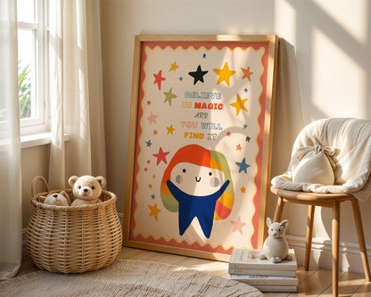 Poster Magie Kinderzimmer · Bunte Sterne & Spruch · Believe in Magic · Liebevoll & Farbenfroh · Geschenk für kleine Träumer · Ohne Rahmen