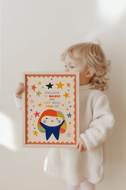 Poster Magie Kinderzimmer · Bunte Sterne & Spruch · Believe in Magic · Liebevoll & Farbenfroh · Geschenk für kleine Träumer · Ohne Rahmen